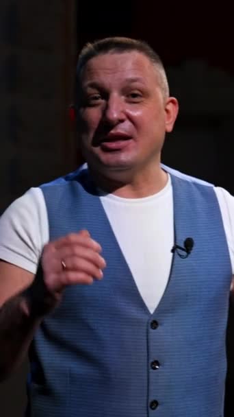 Konuşmacı Performans Sergiler Orta Yaşlı Erkek Şovmen Sunucu Aktör Sahnede — Stok video