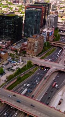 Chicago 'daki karmaşık trafik sistemi. Metropolis 'e inen insansız hava aracı görüntüleri. Dikey video