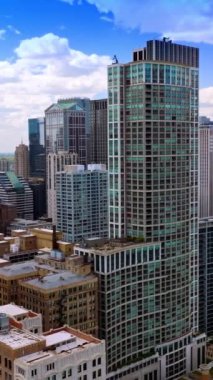 Chicago şehrinin etkileyici gökdelenleri. Metropolis 'in çeşitli binalarının insansız hava aracı görüntüleri. Dikey video