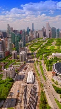 Modern ve güzel Chicago 'nun inanılmaz manzarası. Mimari, yeşil park, göl kıyısındaki stadyum. Dikey video