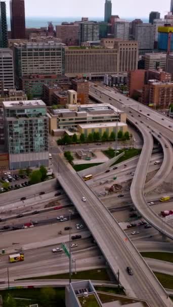 Żywy Ruch Ruchliwej Metropolii Autostrady Skrzyżowanie Centrum Chicago Widok Góry — Wideo stockowe