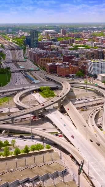 在芝加哥的十字路口和公路 高速公路的交叉口 阳光普照的大都市的交通 顶部视图 垂直录像 — 图库视频影像
