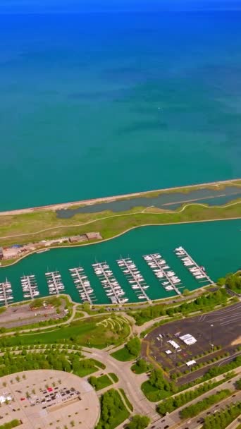 密西根湖畔迷人的景色 碧绿的绿水背景下的绿油油的公园和游艇俱乐部 垂直录像 — 图库视频影像
