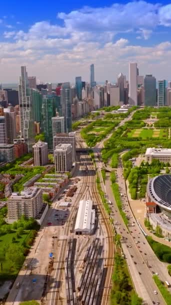令人难以置信的现代美丽的芝加哥风景 体育场位于湖边 垂直录像 — 图库视频影像