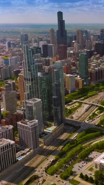 巨大的绿色公园被美丽的摩天大楼环绕着 从空中俯瞰芝加哥城市壮观的风景 垂直录像 — 图库视频影像