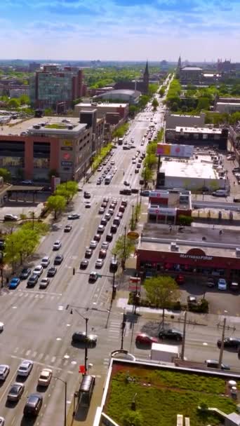 伊利诺伊州芝加哥的繁华道路和停车场 白天从空中俯瞰阳光灿烂的城市 垂直录像 — 图库视频影像