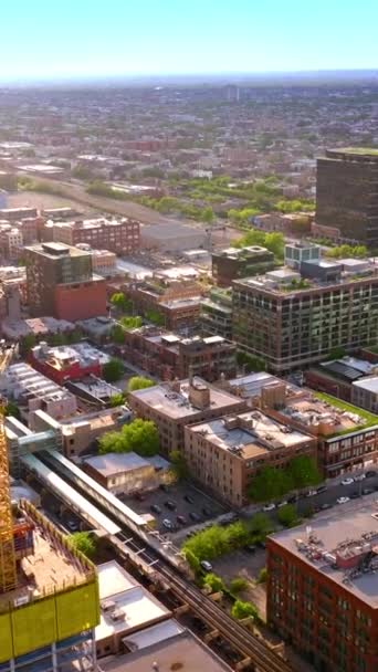 Solbelysta Byggnader Chicago Oändlig Stadsbild Metropolen Bakgrunden Blå Himmel Vertikal — Stockvideo