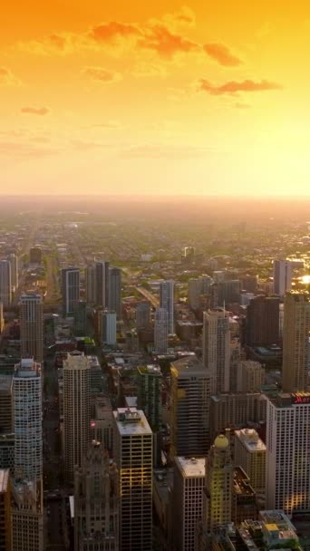 Impresionante Paisaje Chicago Illinois Contra Cielo Naranja Atardecer Grandes Rascacielos — Vídeos de Stock