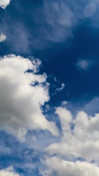 Világos Fehér Felhők Mozognak Égen Alacsony Látószögű Időintervallum Napsütéses Napon — Stock videók
