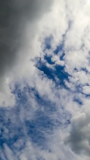 Kumulus Mraků Vznášejících Jasně Modré Obloze Bílé Šedé Mraky Plně — Stock video