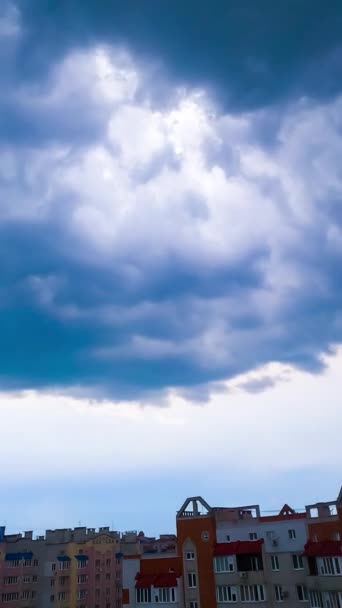 Μπλε Σύννεφα Κινούνται Πάνω Από Σπίτια Κατοικημένη Περιοχή Τιμελίπε Κίτρινες — Αρχείο Βίντεο