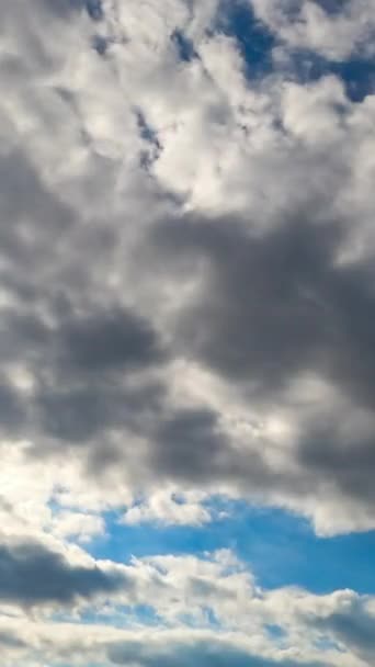 Ήλιος Ακτινοβολεί Μέσα Από Σύννεφα Που Κινούνται Κατά Μήκος Του — Αρχείο Βίντεο