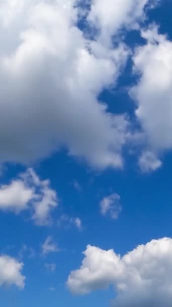 Βαμβακερά Σύννεφα Μεταμορφώνονται Στους Μπλε Ουρανούς Τιμελίπε Λαμπερή Ηλιόλουστη Μέρα — Αρχείο Βίντεο