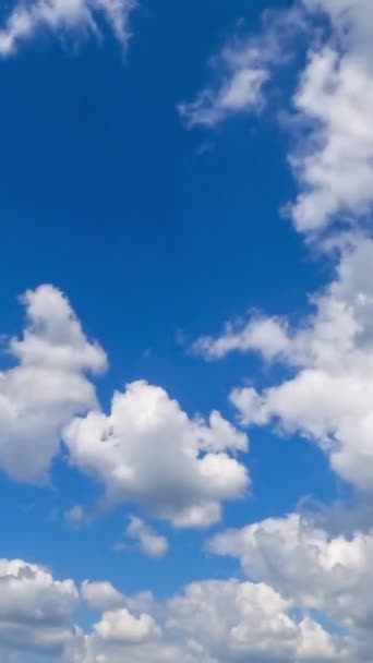 Ανοιχτά Βαμβακερά Σύννεφα Μεταμορφώνονται Στον Όμορφο Γαλάζιο Ουρανό Γρήγορη Κίνηση — Αρχείο Βίντεο