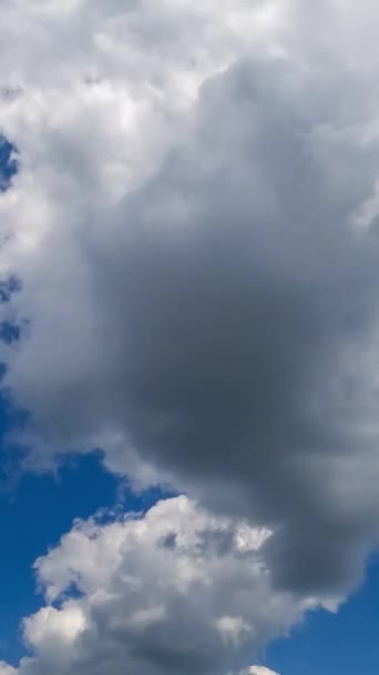 Güzel Bulutları Olan Inanılmaz Mavi Bir Yaz Gökyüzü Gün Ortası — Stok video