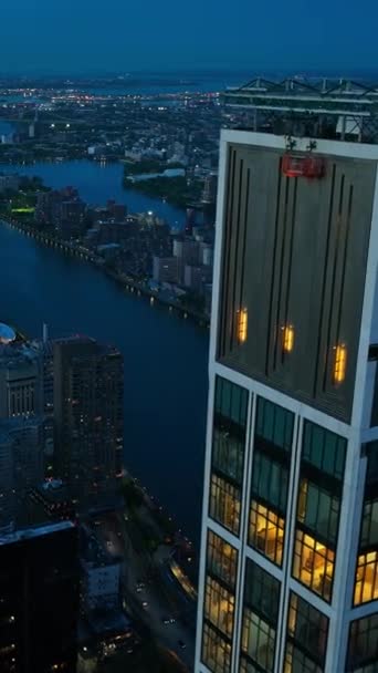 Нью Йорк Вогні Ввечері Дронні Кадри Над Містом Біля Величезної — стокове відео