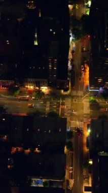 Gece vakti New York 'ta. Açık yollarda hava perspektifinden yoğun trafik var. Dikey video