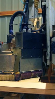Gelecekteki kapının ahşap kısmını cilalıyorum. Otomatik alet makinesi kereste kalaslarının yüzeyinde hareket eder. Dikey video