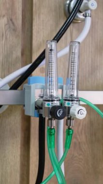 Duvara bağlı sayısız tüpü olan gelişmiş teknolojik ekipmanlar. Doğum hastanesinde modern doğum odası. Dikey video