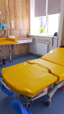 Doğum yapan kadınlar için iyi donanımlı ve iyi döşenmiş koğuş. Yenilikçi annelik kliniğinin yüksek açılı manzarası. Dikey video