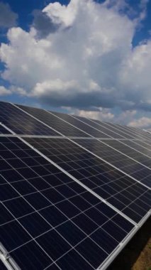 Elektrik üretmek için güneş paneline yakın çekim. Yenilikçi güneş enerjisi çiftliğinde alternatif elektrik kaynağı. Dikey video