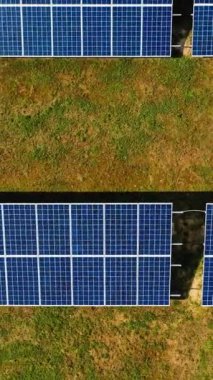 Yazın tarladaki güneş panelleri. Alternatif enerji. Güneş enerjisi santralleri. Drone yükseliyor. Dikey video