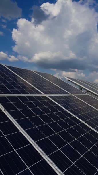 现代发电厂上的光伏太阳能电池板 对创新能源的近距离观察 太阳能农场 移动摄像头回来了 垂直录像 — 图库视频影像