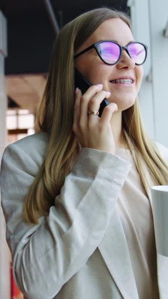 Excited Happy Woman Having Conversation Smartphone Blonde Girl Drinking Tea — ストック動画
