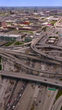 Şikago 'nun yolları gündüz trafiğiyle dolup taşıyor. Arka planda güzel bir şehir manzarası var. Dikey video