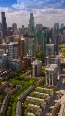 Amerika Birleşik Devletleri 'nin Illinois eyaletinin Şikago yakınlarındaki Soldier Field Stadyumu yakınlarındaki yoğun çoklu şeritli otoyollar. Arka planda bulutlu mavi gökyüzüne karşı gökdelenler. Dikey video