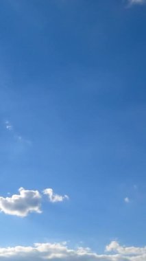 Atmosferde bulut oluşumu. Güzel bulutlar mavi gökyüzünde hızla toplanıyor. Zaman ayarlı. Dikey video