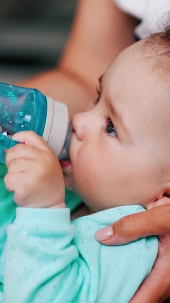 Słodki Chłopiec Połowie Siedzący Rękach Mamy Pije Wodę Urocze Dziecko — Wideo stockowe