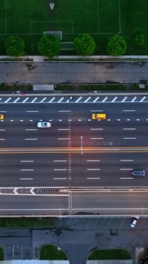 New York 'ta iki şeritli otoyol var. Otoparkın altındaki köprüye giden yol. Kuş bakışı bakış açısı. Dikey video