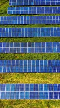 Alandaki Güneş Enerjisi Panelleri. Bir güneş enerjisi santralinin dikey videosundaki ekipmanlara bak