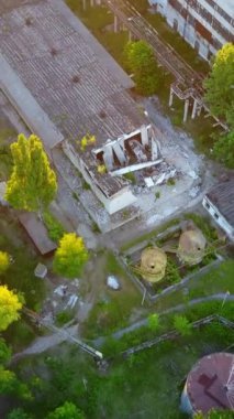 Terk edilmiş depolar ve fabrikalar. Kırık camları ve duvarları olan terk edilmiş fabrikanın üst görüntüsü