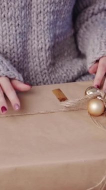 Yeni yıl konsepti sunar. Kadın yeni yıl hediye kutularını açarken evde dikey yatıyordu.