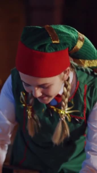 Egy Boldog Manó Portréja Karácsonyi Díszszobában Vicces Női Manó Zöld — Stock videók