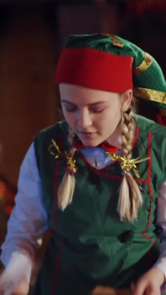 Különös Manó Borítékokkal Háttérben Karácsonyfa Kandalló Szobában Boldog Lány Manó — Stock videók
