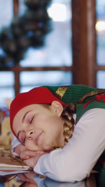 Karácsonykor Manó Bent Alszik Asztalnál Gyönyörű Manó Felébred Alvás Után — Stock videók