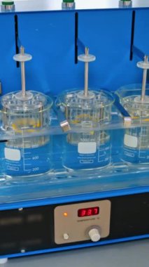 Eczane endüstrisinde üretim hattı. İlaç endüstrisi fabrikası ve kapalı alanda dikey video üretimi