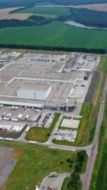 Kırsal kesimdeki çiftlik binaları. Kırsal bir bölgedeki modern bir kümes hayvanı tesisinin havadan görünüşü