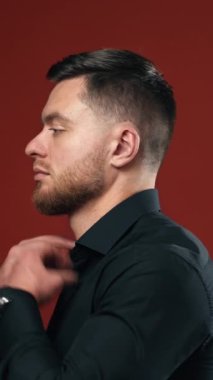 İş adamının yan görüntüsü. Çekici genç işadamının stüdyo çekimi. Dikey video