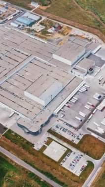Modern Factory Exterior. Büyük bir endüstriyel kompleksin hava görüntüleri. Dikey video