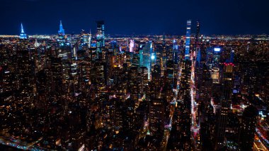 Hartford, Connecticut, ABD 'deki güzel gökdelenler. Bir sürü araba otobanın yanından geçiyor ve otoparklarda duruyor. Hava perspektifi.