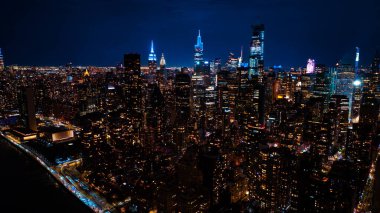 Hartford, Connecticut, ABD 'deki güzel gökdelenler. Bir sürü araba otobanın yanından geçiyor ve otoparklarda duruyor. Hava perspektifi.