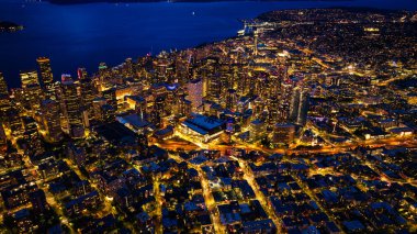 Seattle, Washington, ABD 'nin canlı şehir merkezinin muhteşem manzarası. Mavi deniz manzarası ve akşam arkaplanda.