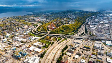 Seattle, Washington, ABD manzaralı yeşil bir muhit. Gündüz vakti Metropolis 'in panoramasının üzerinde bulutlu bir gökyüzü.
