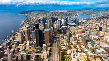 Washington eyalet merkezi İHA uçuşu. Amerikan şehri Seattle hava görüntüsü.