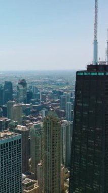 Modern şehrin üzerinde yükselen seçkin gökdelenler. Mavi gökyüzünün arka planında Chicago 'nun manzara manzarası. Dikey video