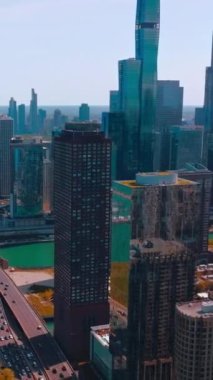 Modern Chicago 'nun inanılmaz manzarası. Michigan Gölü 'nün mavi sularının arka planında fantastik gökdelenler. Dikey video